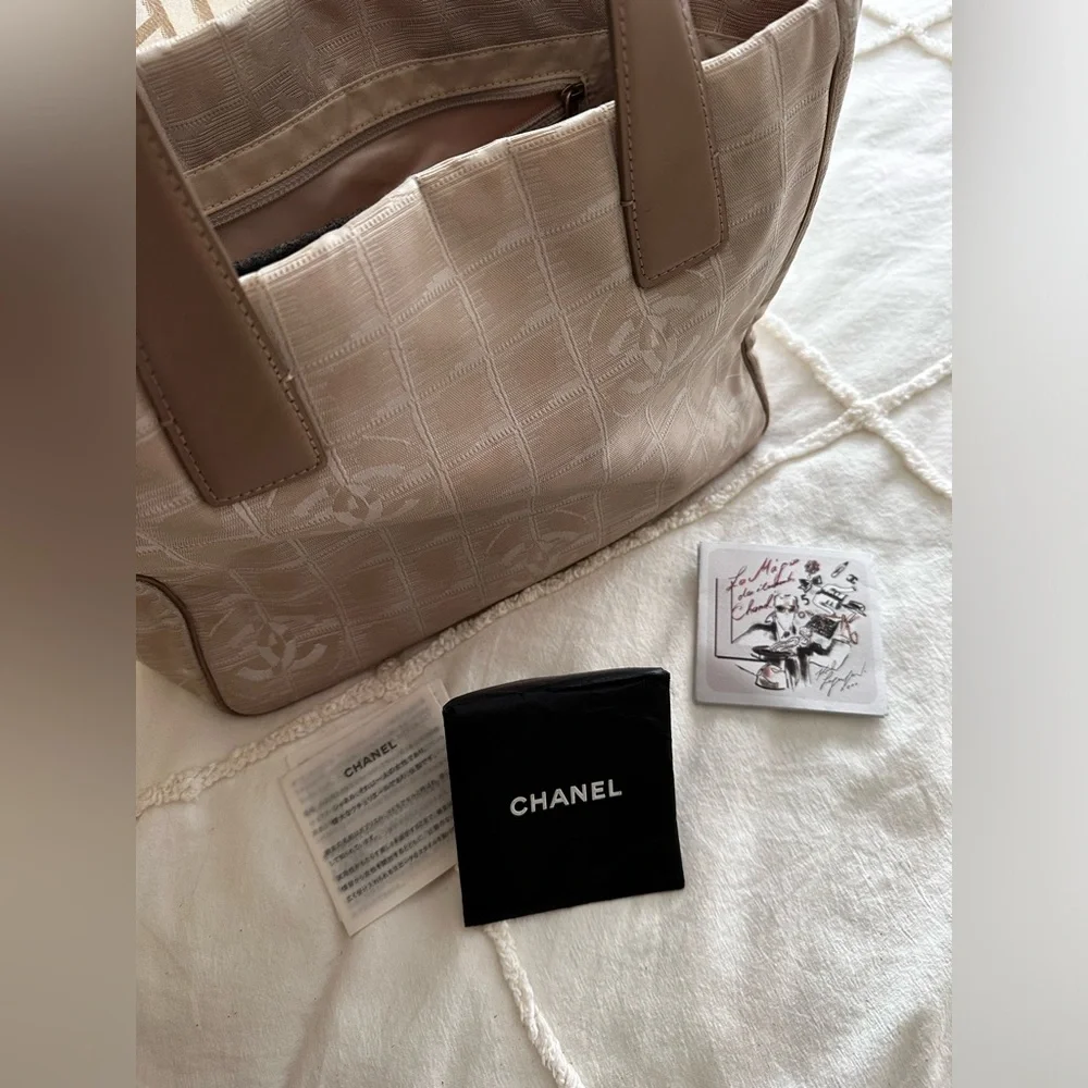 Vintage Chanel CC Jacquard Tote – Neutral Travel Line - Picture 5 of 11